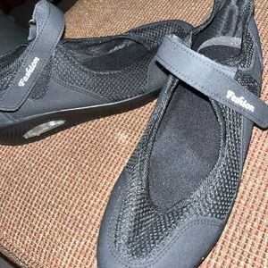 Orthopedic mesh shoe never been worn new without tag